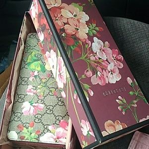 A bloom gucci wallet never been used.